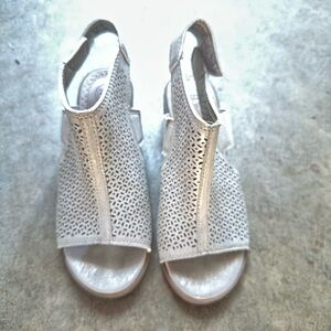 Wonder Nation cream Kids Sandals size 13